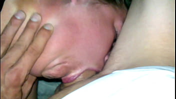 Молодая брюнетка снимает недолгую порно на вебку с двумя мужчинами